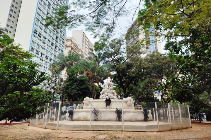 Às Autoridade Responsáveis pela Praça Júlio Mesquita