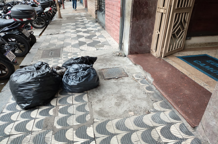 ENEL fecha buraco em entrada de prédio no Centro