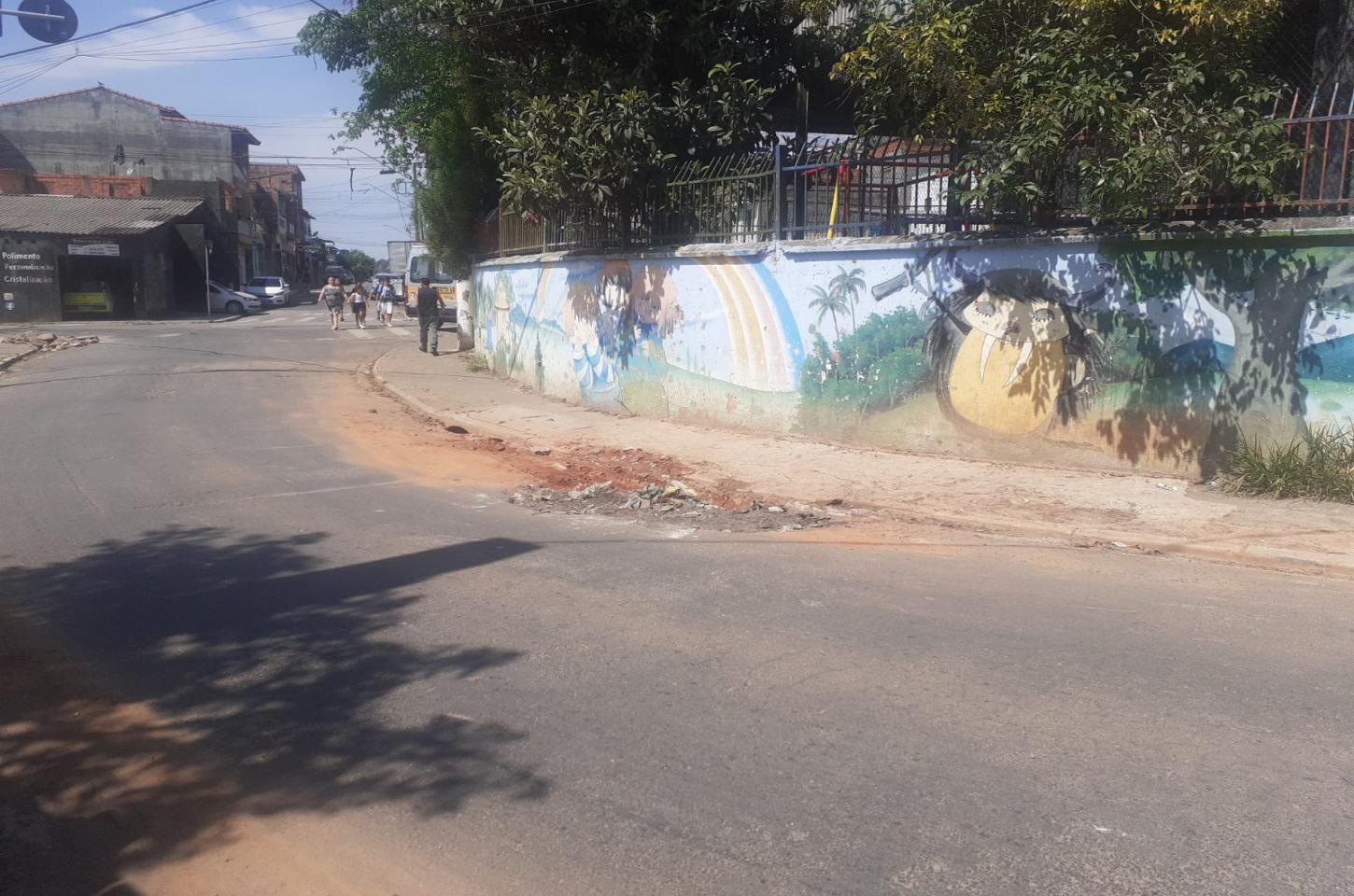 Buraco reaberto perto de escolas