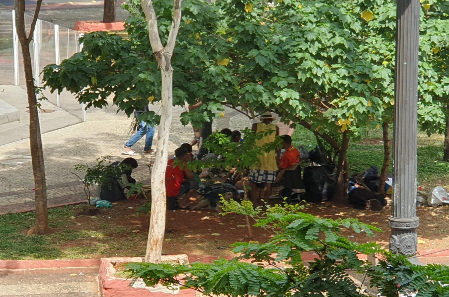 Moradores de rua fazem uso de Drogas