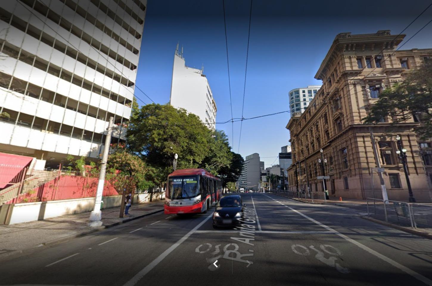 Ponto de Ônibus frente aos Bombeiros