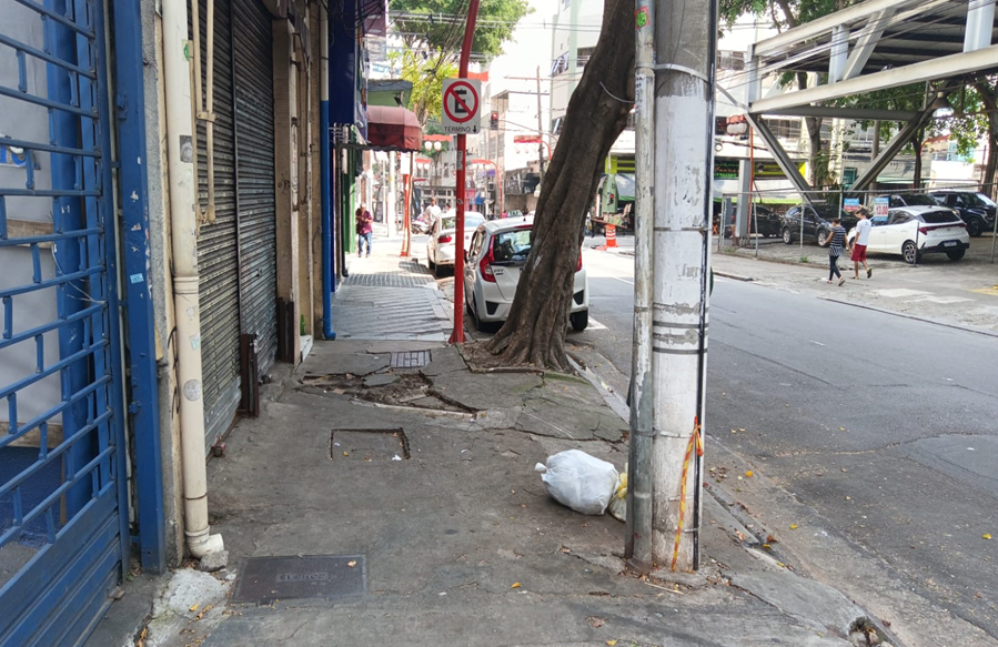 Calçada em péssimo estado na Liberdade prejudica pedestres