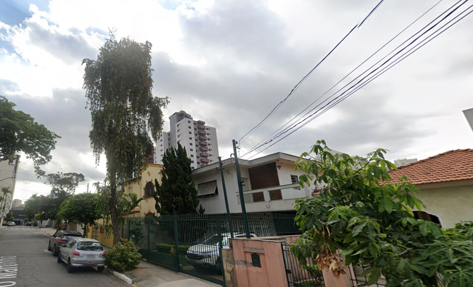 Árvore pondo em risco de queda no Campos Elísios