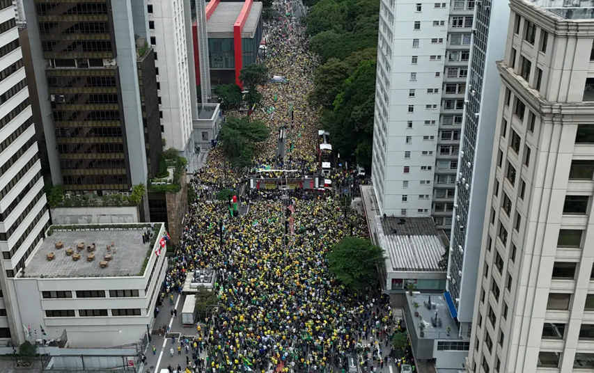 Qual o número de participantes ontem da passeata na Avenida Paulista?