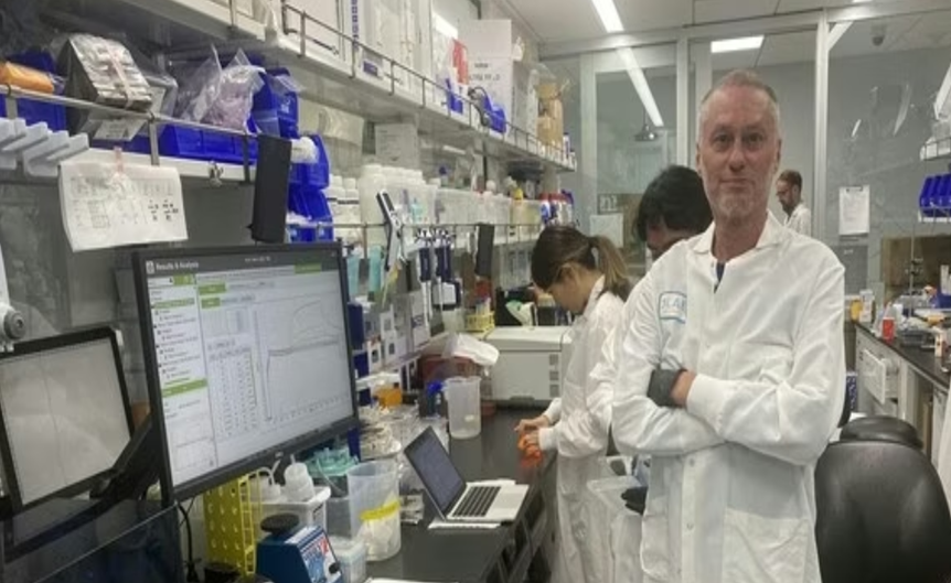 Homem que injetou veneno de cobra em si mesmo 856 vezes ajuda a criar soro mais eficaz do mundo