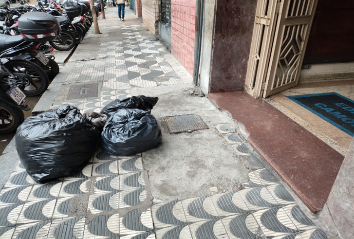 ENEL fecha buraco em entrada de prédio no Centro